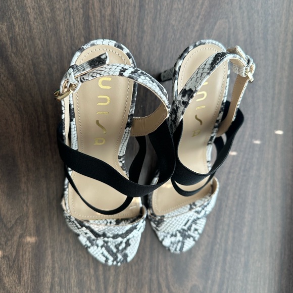 7.5 sized Black & White snake print sandals with 3” heels - Picture 4 of 6